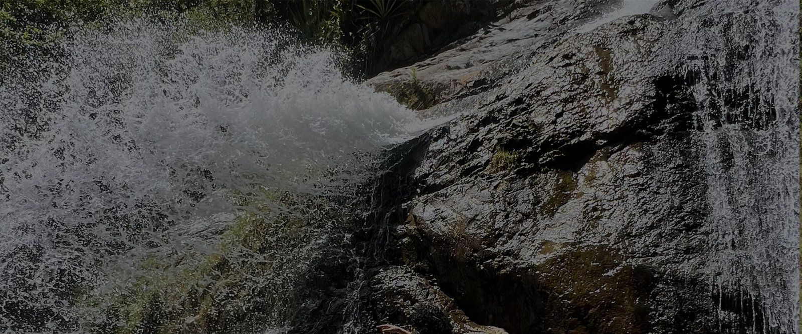 La Cascada del Río Naranjos se localiza en la parroquia La Asunción, Girón. Dos caídas de agua formadas por el río, integradas a la Ruta Paisajística.