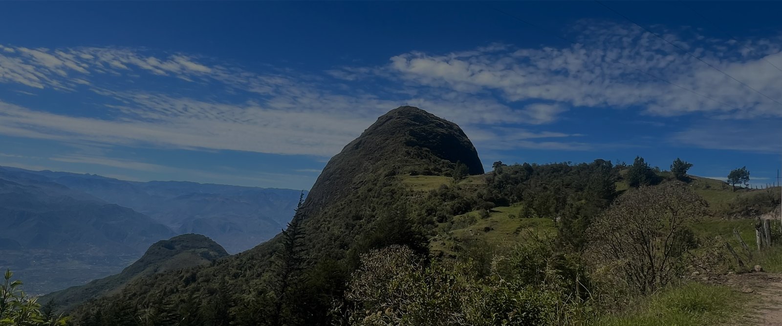 El cerro Campanera, en Girón, permite una vista panorámica del valle de Yunguilla. El ascenso por sendero de montaña integra paisaje, relatos tradicionales y un entorno silencioso.