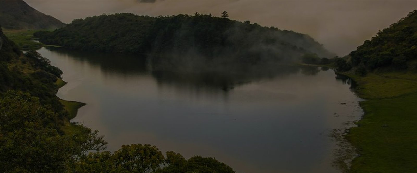 Laguna de Zhogra en Girón: humedal altoandino con paisajes naturales, avistamiento de aves, rutas de senderismo y experiencias turísticas sostenibles.