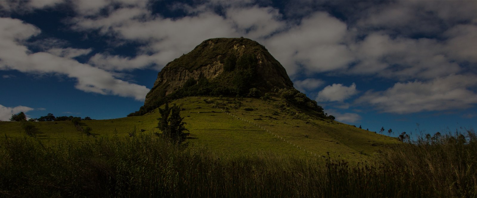 Mirador Fasana en San Gerardo ofrece vistas panorámicas de la Laguna San Martín, montañas y laderas andinas, ideal para fotografía, caminatas y turismo rural.